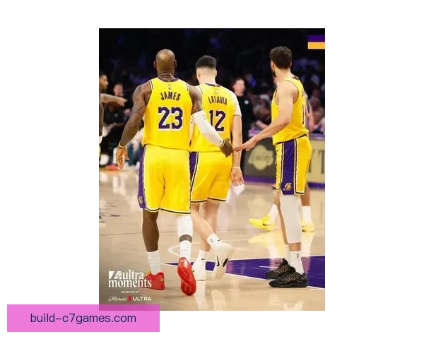 詹姆斯助力湖人逆转胜勇士 迎来季后赛首战豪华表现