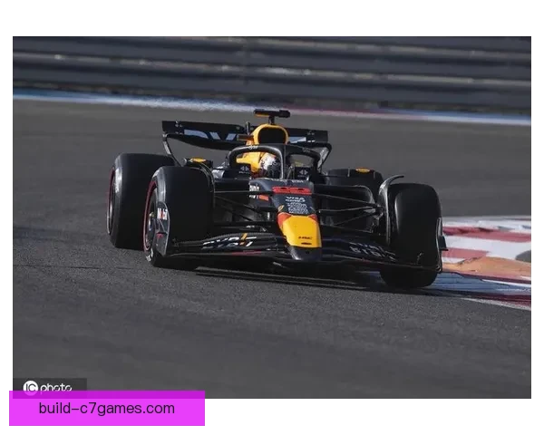 F1赛季最新动态 红牛车队再次登顶 赛道上演激烈角逐引发热议